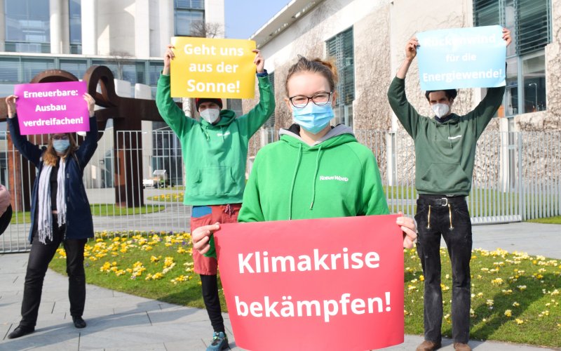 Uwe Hiksch ROBIn WOOD Aktive protestieren vor dem Kanzlerinnenamt für mehr Erneuerbare
