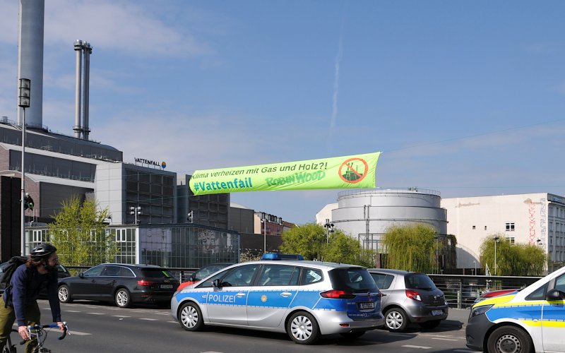 Knut Hildebrandt Transpi "Klima verheizen mit Gas und Holz? Vattenfail!" vor Kraftwerk Berlin-Mitte