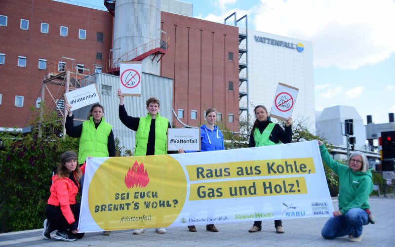 Protestierende mit Banner vor dem Kraftwerk Berlin-Moabit