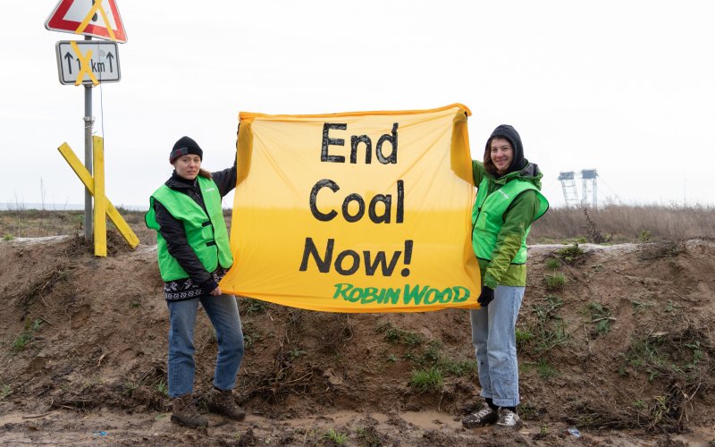 Moritz Heck Aktionsfoto mit zwei Aktiven und Transpi "End coal now!"