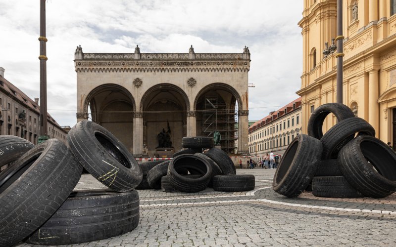 alte Autoreifen auf einem Platz in München