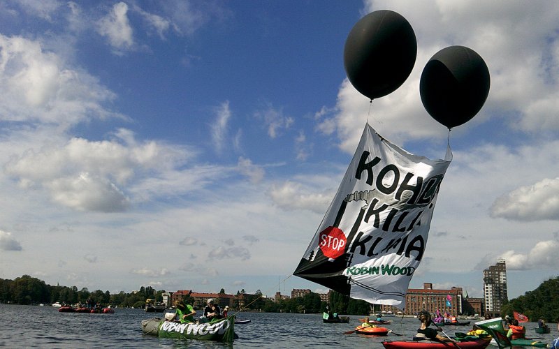 Fliegendes Banner bei der Coal&Boat 2020 in Berlin (Foto: Dagmar Jordan / ROBIN WOOD)