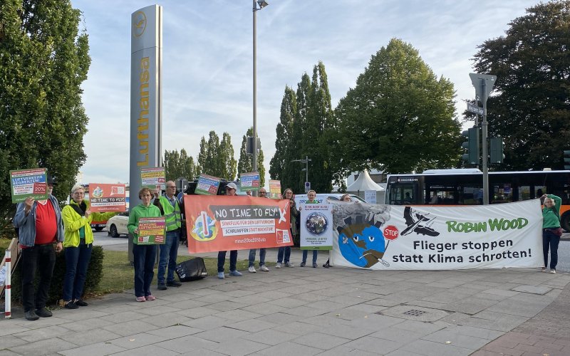 Klima-Aktivist*innen mit Protestbannern vor der Lufthansa-Basis in Hamburg