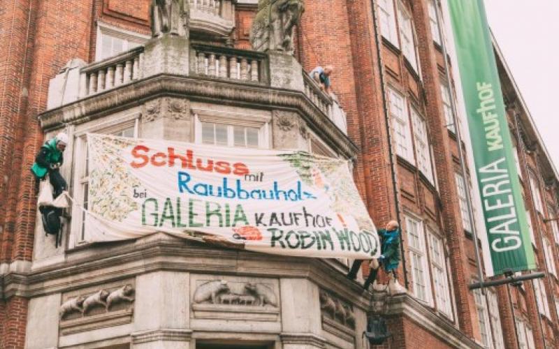 Abseilaktion mit Banner | Bildquelle: Stefan Höning Abseilaktion mit Banner