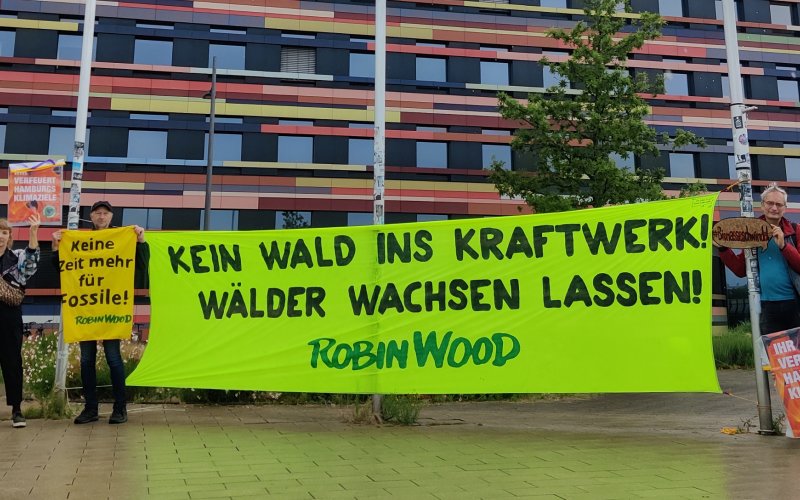 Foto mit Transpis vor Umweltbehörde Hamburg