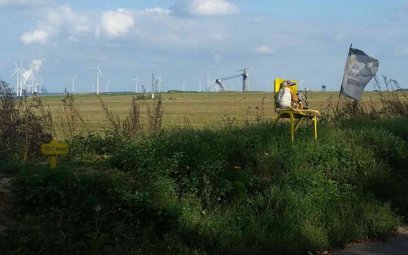 Bagger und Windräder hinter der 1,5° Grenze vor Lützerath