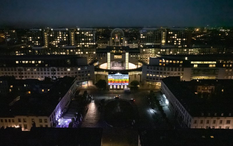 Comite Schone Lucht Unsere Projektion vor dem EU Parlament aus der Luft.