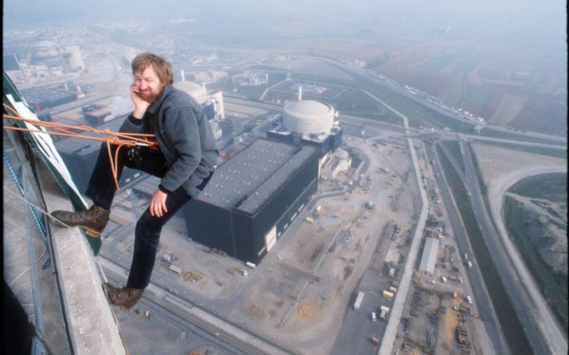  Cattenom - Aktivist seilt sich vom Kühlturm ab. Kurz über der Kante sitzt er im Gurt und guckt in die Kamera