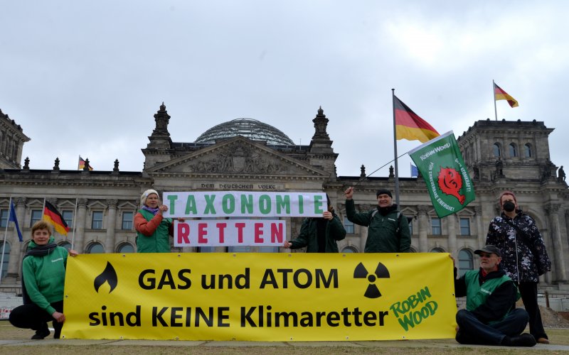 Transparent vor dem Reichstagsgebäude: Gas und Atom sind keine Klimaretter, Taxonomie retten