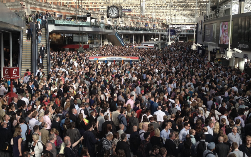 Foto eines Bahnhofs voller Menschen