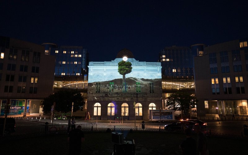 Eine Projektion auf einem Gebäude vor dem EU Parlament