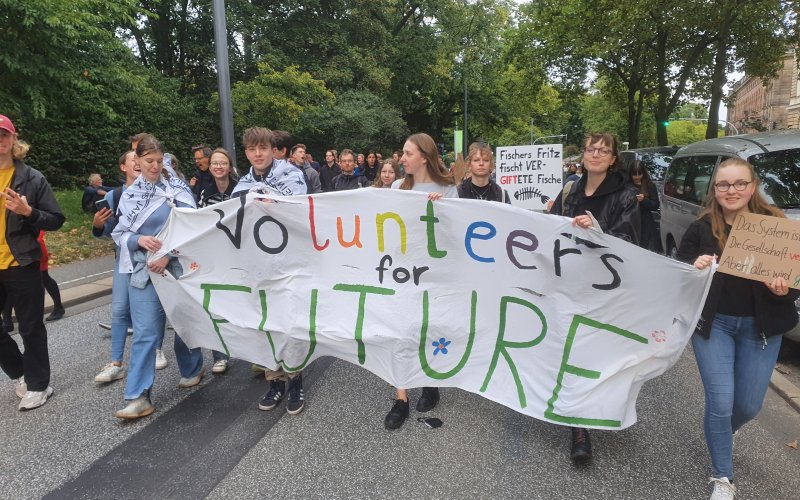 Klimastreikende mit Banner auf einer Straße