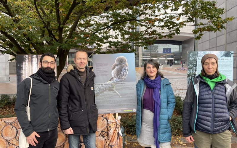 Anna Deparnay Grunenberg Menschen schauen in die Kamera. Dahinter ist eine Poster-Ausstellung.