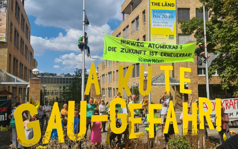 Aktivisti mit Banner: Irrweg Atomkraft die Zukunft ist erneuerbar