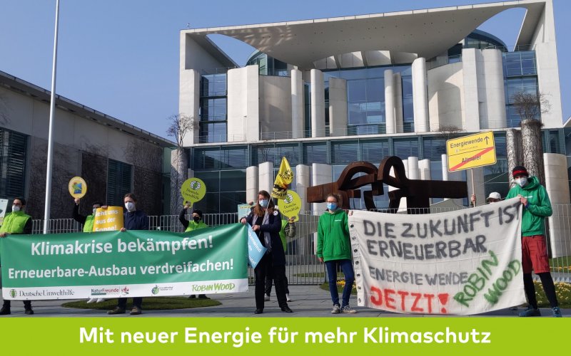 Foto demo vor Kanzlerinnenamt mit Forderung nach Ausbau der Erneuerungen