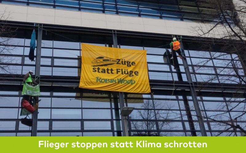 Aktionsfoto Züge statt Flüge am Willy-Brandt-haus Bedrlin