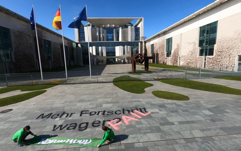 Spruch mit Sprühkreide auf dem Boden vor dem Bundeskanzleramt: „Mehr Fortschritt wagen? Fail!“ (Fail=Ungenügend)