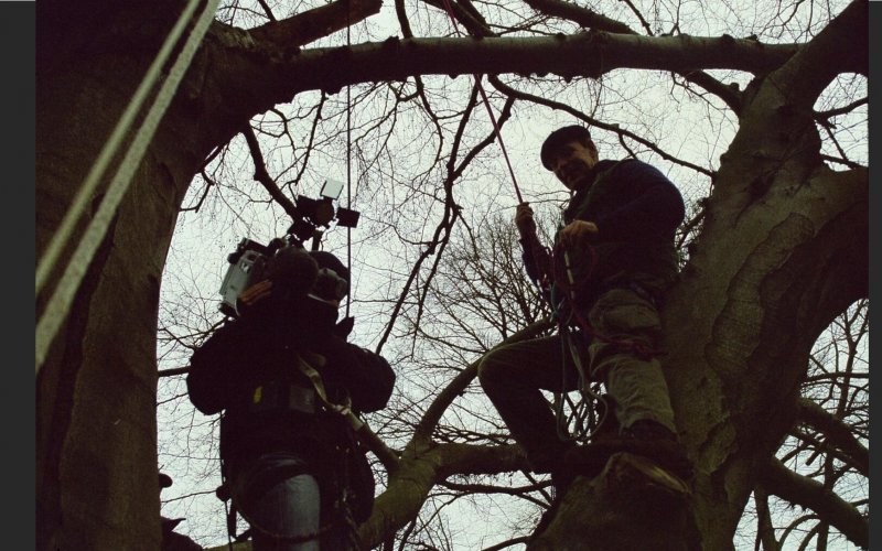 Karsten und Kameramann auf einem Baum