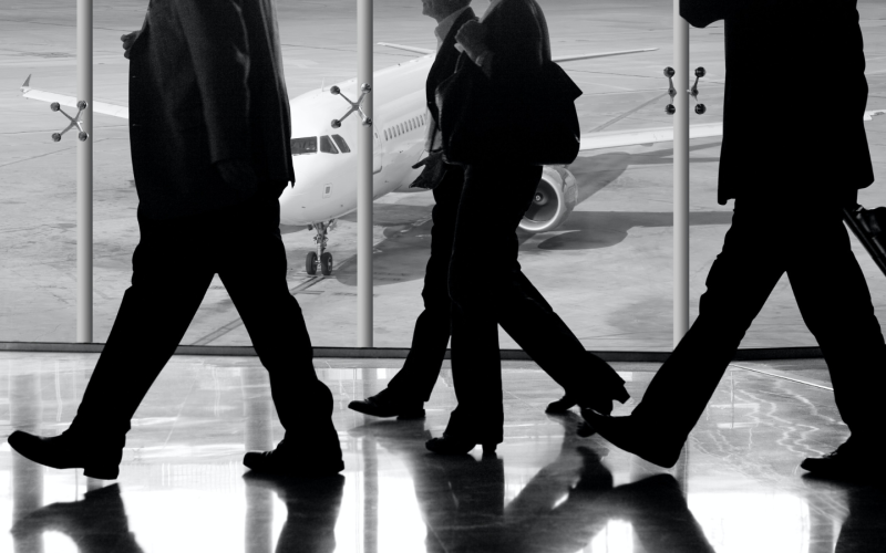 Shilouetten von Geschäftsreisneden am Flughafen