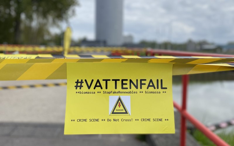 Eine Straße ist abgesperrt. Auf einem Plakat steht "Vattenfail"