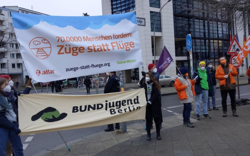 Protestierende von Attac und der BUNDjugend mit Bannern 