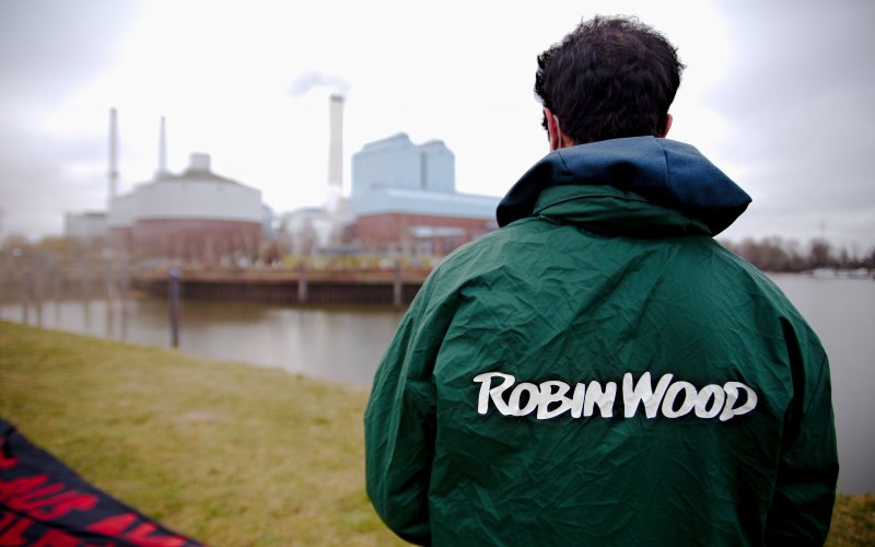 ROBIN WOOD-Aktivist vor dem Heizkraftwerk Tiefstack in Hamburg