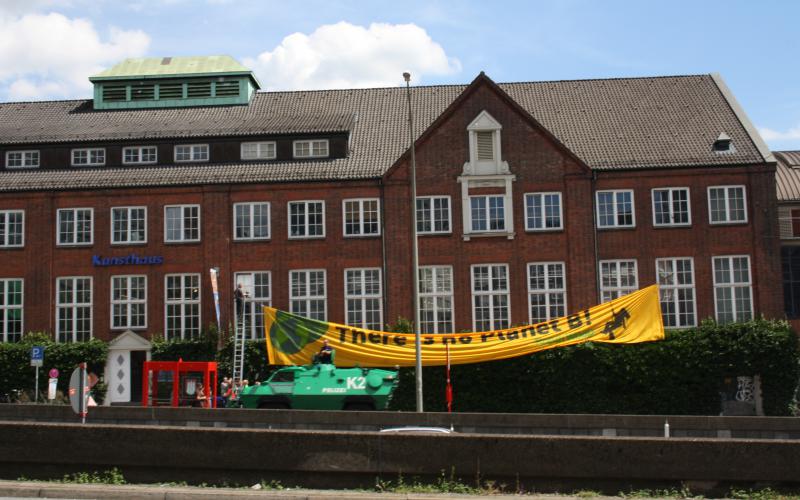 "There is no planet B" - Banner am Kunsthaus Hamburg