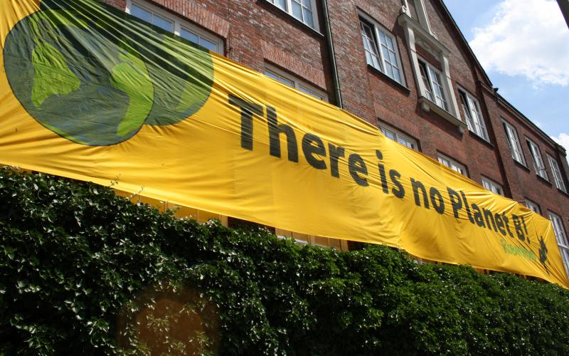 "There is no planet B" - Banner am Kunsthaus Hamburg