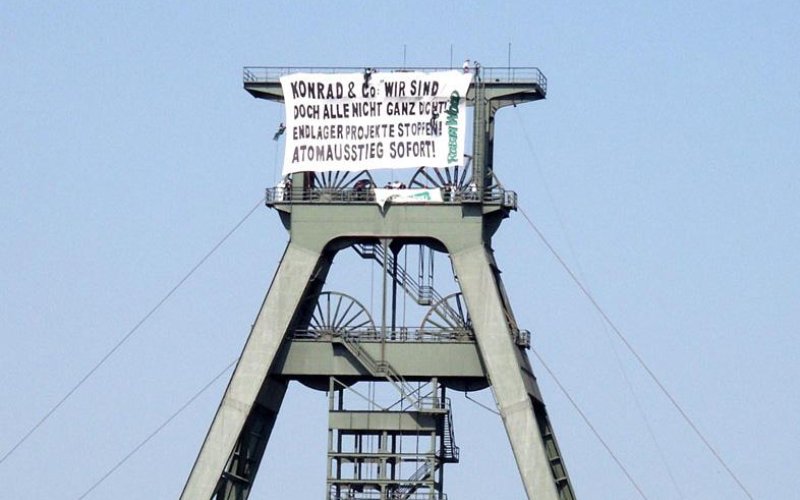 Ein großes Banner wurde an den Förderturm von Schacht Konrad gehängt