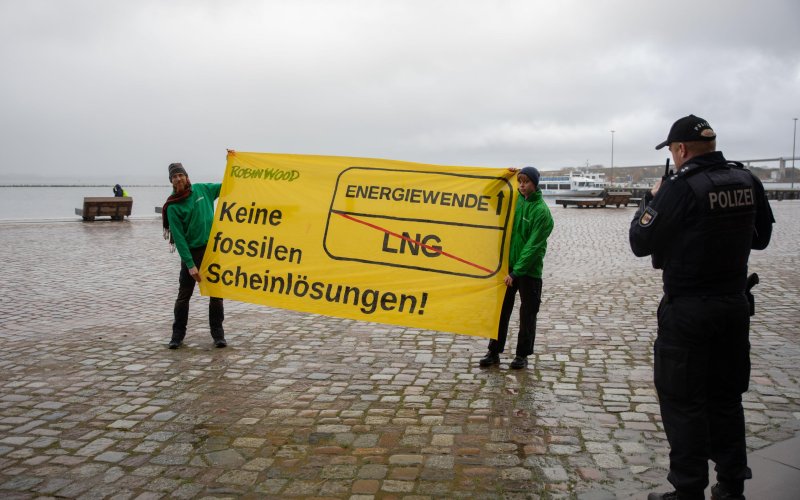 2 Aktivist*innen halten gelbes Protestbanner gegen LNG