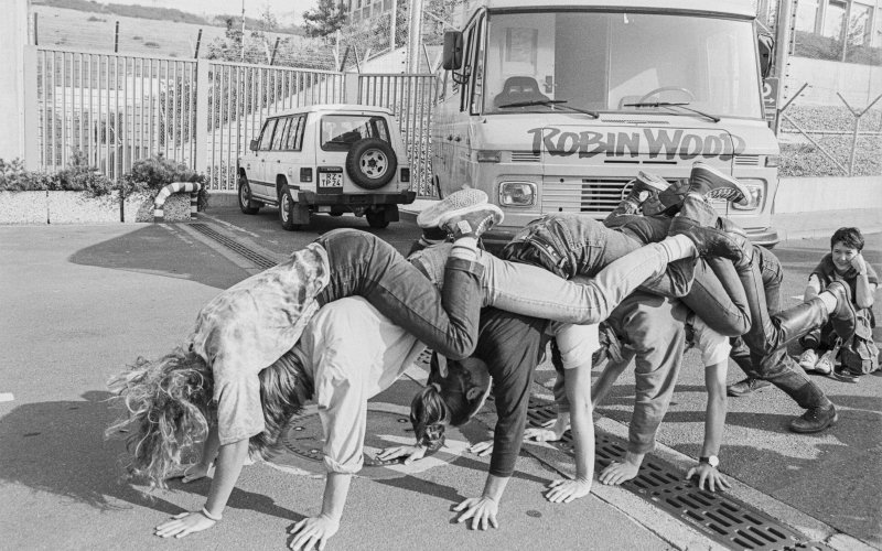 Aktivisten bei akrobatischer Bodenübung auf der Straße