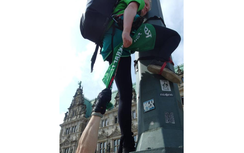 Aktion gegen die Fernwärmeleitung vom Kohlekraftwerk Moorburg am Rathausmarkt Hamburg am 29.05.2017 (Foto: Cécile Lecomte/ ROBIN WOOD) Aktion gegen die Fernwärmeleitung vom Kohlekraftwerk Moorburg am Rathausmarkt Hamburg am 29.05.2017