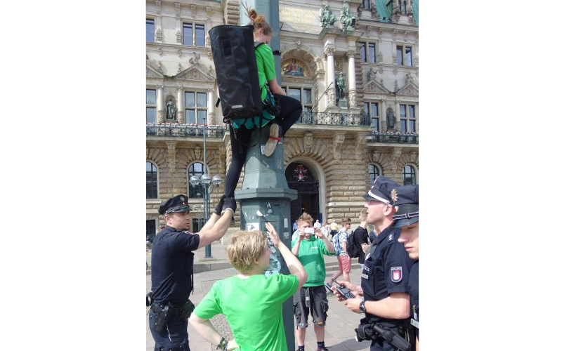 Aktion gegen die Fernwärmeleitung vom Kohlekraftwerk Moorburg am Rathausmarkt Hamburg am 29.05.2017 (Foto: Cécile Lecomte/ ROBIN WOOD) Aktion gegen die Fernwärmeleitung vom Kohlekraftwerk Moorburg am Rathausmarkt Hamburg am 29.05.2017