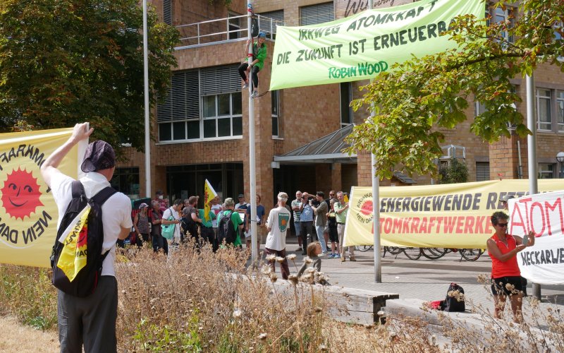 Gelbes Anti-Atom-Banner zw. Masten vor dem Umweltministerium in Stuttgart