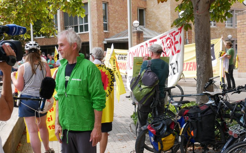 ROBIN WOOD-Aktivist mit grüner ROBIN WOOD-Jacke im Interview vor der Kamera