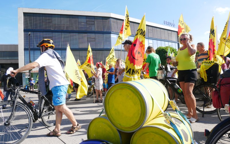 Fahrradanhänger mit Atommüll-Fässern bei Protest-Demo