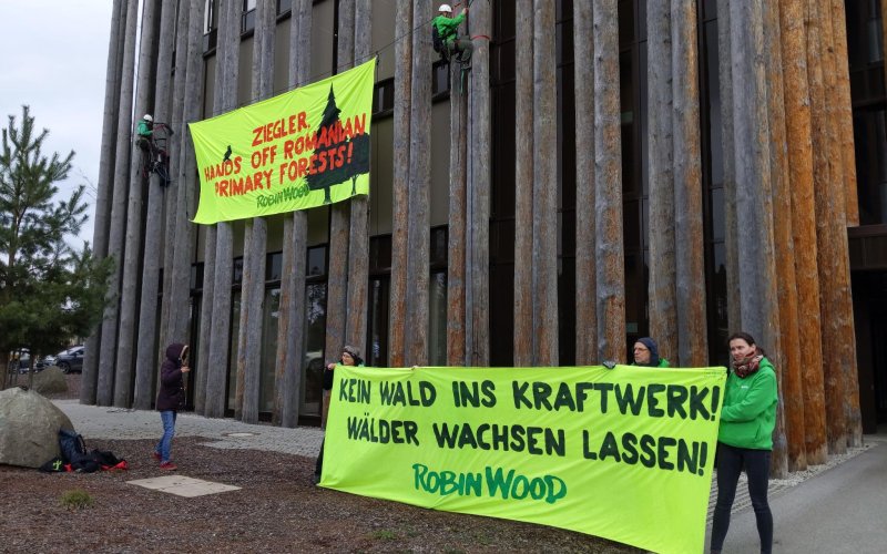 Protestbanner vor dem Gebäude vom Holzkonzern Ziegler 