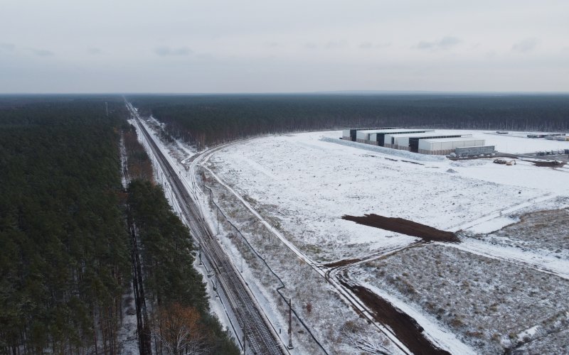 Freifläche in einem Wald, Logistikgebäude, Schienenstrecke