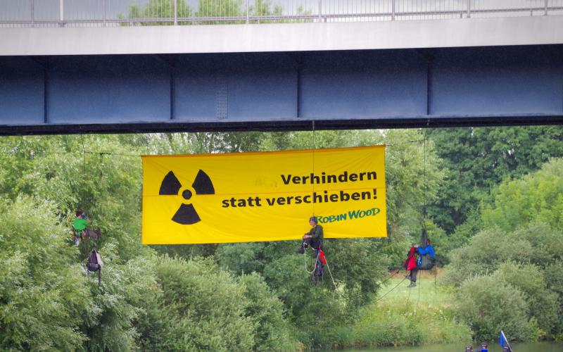 Protest gegen den Castor-Transport: Kletteraktion an der Straßenbrücke in Bad Wimpfen
