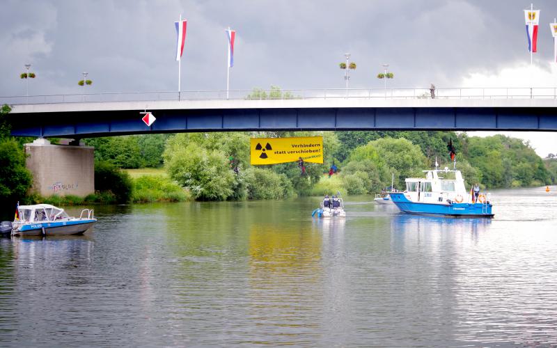 Protest gegen den Castor-Transport: Kletteraktion an der Straßenbrücke in Bad Wimpfen