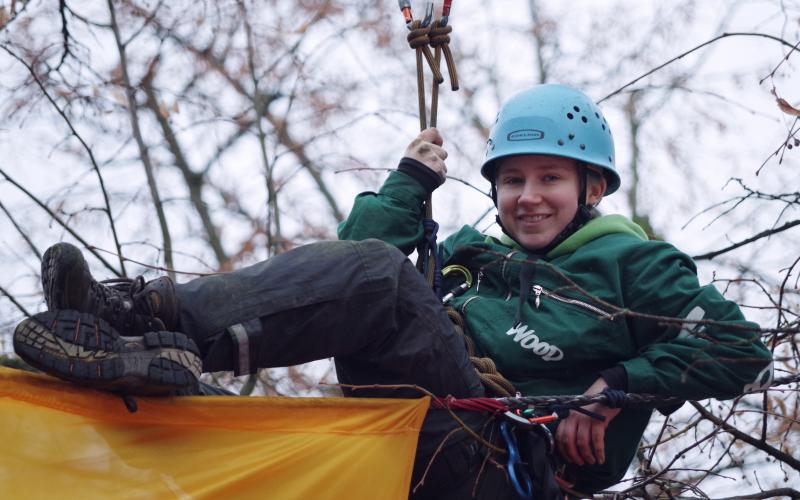 Anti-Kohle Kletteraktion über dem Stader Weihnachtmarkt