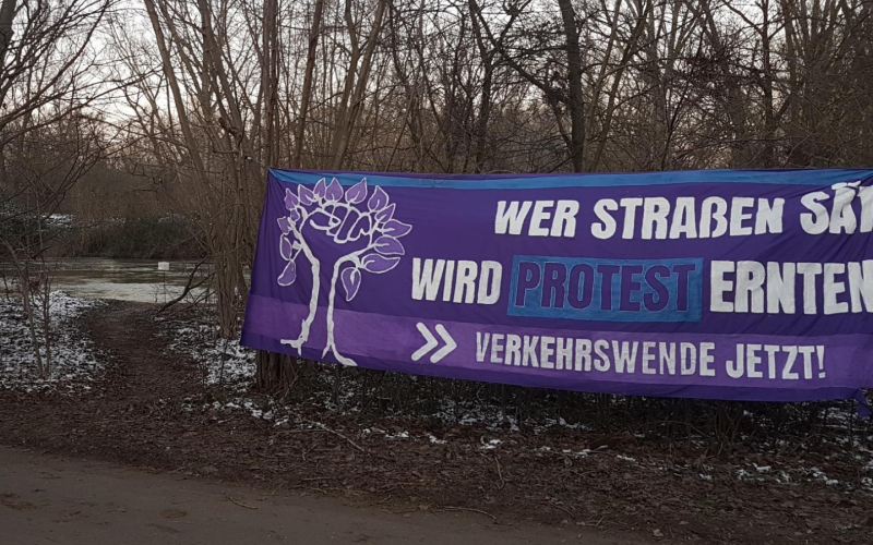 Banner: "Wer Straßen sät, wird Protest ernten"