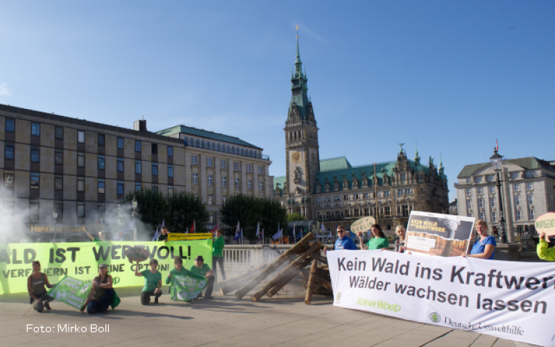 Foto Aktion mit Transpis gegen Tiefstack