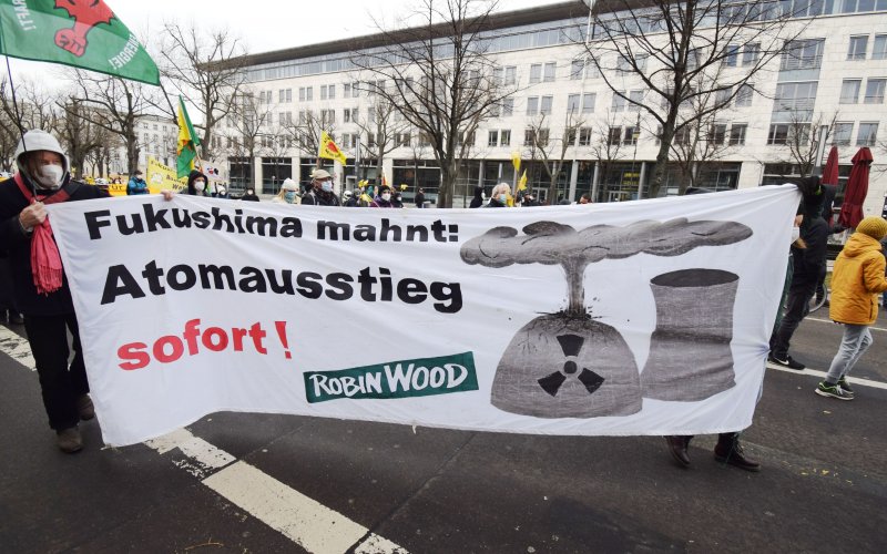 ROBIN WOOD Aktive bei der Demo in Berlin anlässlich des 10. Fukushima Jahrestages