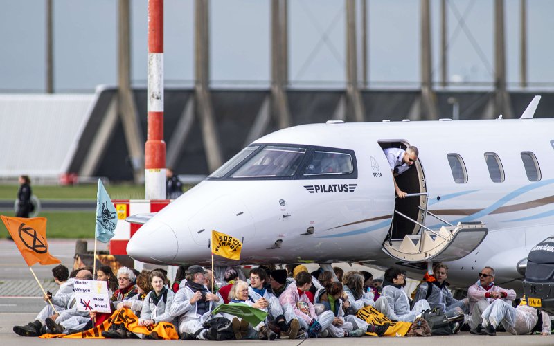 Aktivist*innen blockieren einen Privatjet am Flughafen Schiphol