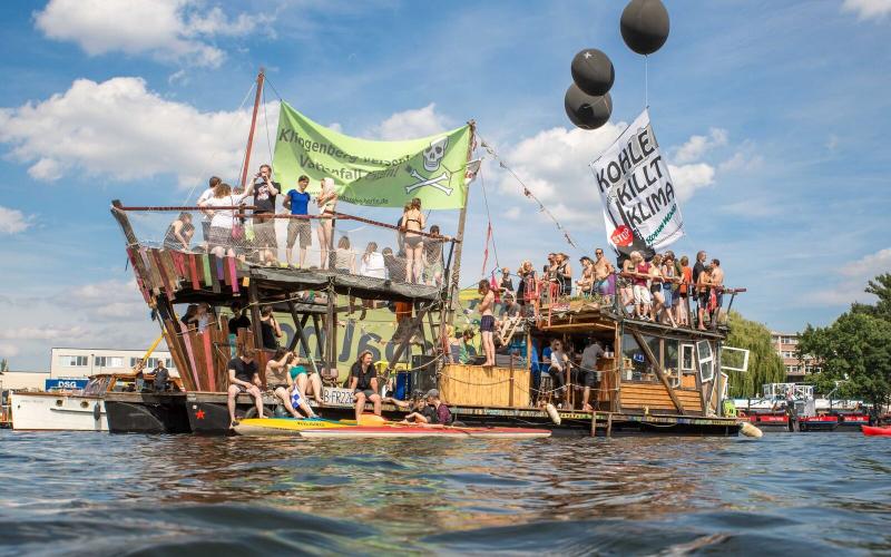 "Coal & Boat" Protest Berlin Klingenberg