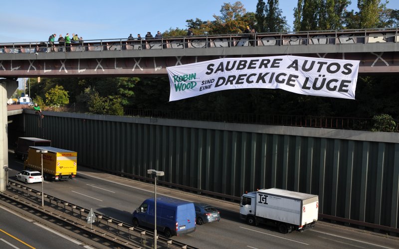 Protestbanner über der A100