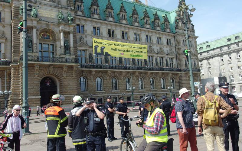 Aktion gegen die Fernwärmeleitung vom Kohlekraftwerk Moorburg am Rathausmarkt Hamburg am 29.05.2017