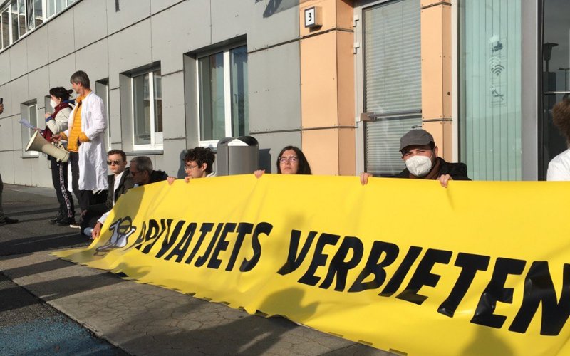 15 Aktivist*innen von Scientist Rebellion blockieren ein Privatjet-Terminal in Berlin