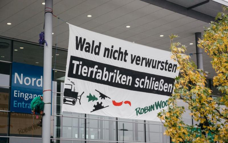 Foto: Moritz Richter 15.11.2016, Hannover: ROBIN WOOD protestiert gegen die industrielle Tierproduktion bei der Messe "EuroTier"